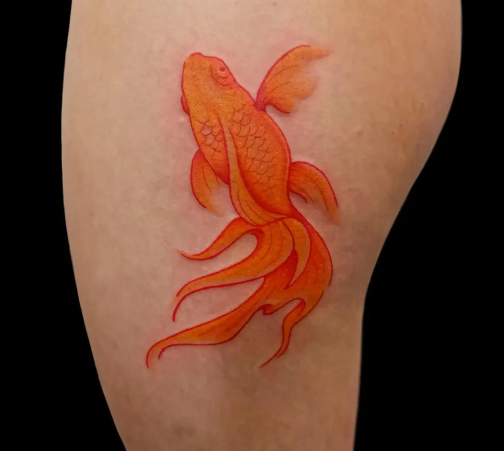 Tatuador de estilo japonés en Madrid - Tatuaje a color - Pez goldfish - Pierna