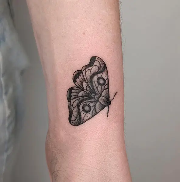 Tatuador especialista en covers Madrid - José Prieto Tattoo - Tatuaje de polilla - estilo blackwork - en la muñeca
